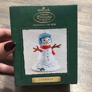Hallmark Keepsake “Snowman” Ornament – Classic Holiday Design